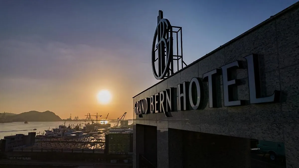Yeongdo Grandbern Hotel Пусан