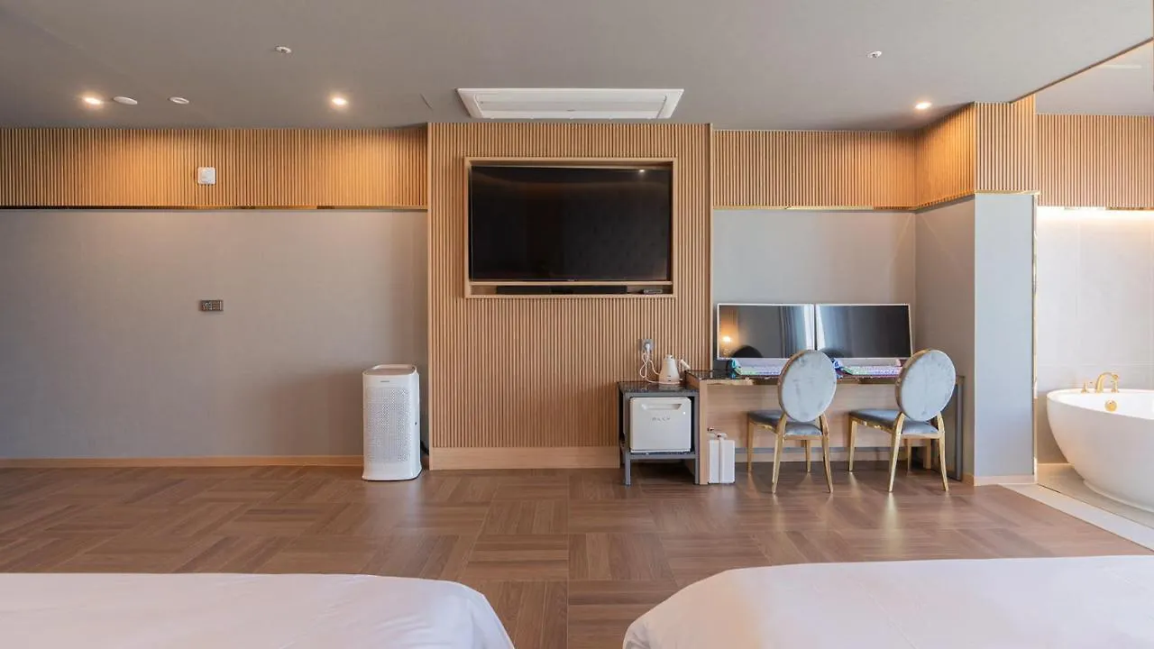 Yeongdo Grandbern Hotel Пусан